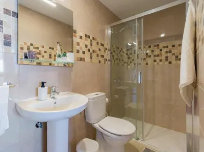 Un baño de Bright Townhouse - Views - 5 min walk to the Beach