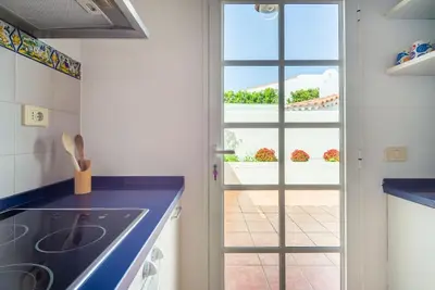 Una cocina o zona de cocina en FABULOUS BUNGALOW , WIFI, SWIMMING POOL AND BEACH