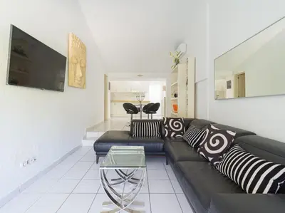 Una televisión o centro de entretenimiento en Orinoco Suites Puerto Rico