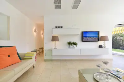 Una televisión o centro de entretenimiento en Bungalow Sun Club EM259A by VillaGranCanaria