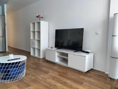 Una televisión o centro de entretenimiento en Sunny Suite Tanife by Yumbo