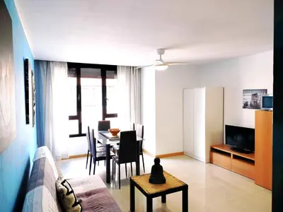 Una televisión o centro de entretenimiento en SUNNY APARTMENT NEAR LAS CANTERAS BEACH