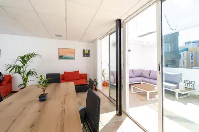 Zona de estar de Un Lugar House Canteras - Coliving
