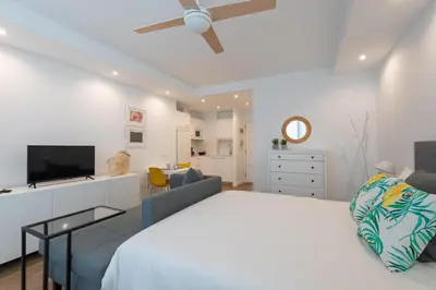 Una televisión o centro de entretenimiento en HomeForGuest Moderno Estudio junto a Las Canteras