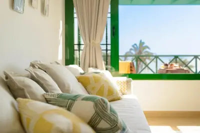 Zona de estar de Delightful front beach apartment. Sunrise views!