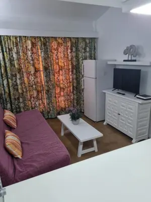 Una televisión o centro de entretenimiento en Bungalow Santa Fe de 2 habitaciones