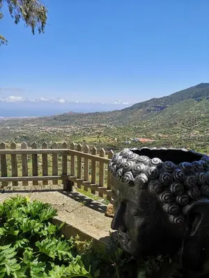 Vista general de una montaña o vista desde el hostal o pensión