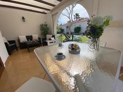 Zona de estar de Parque Golf 16 by SunHousesCanarias