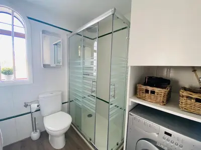Un baño de Parque Golf 16 by SunHousesCanarias