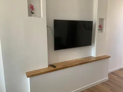 Una televisión o centro de entretenimiento en Yumboflat Two Bedroom Apartment