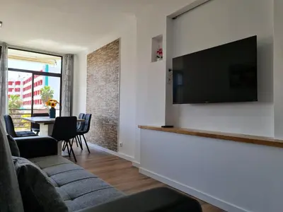 Una televisión o centro de entretenimiento en Yumboflat Two Bedroom Apartment