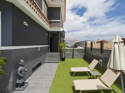 Un balcón o terraza de Entire Home Meloneras BBQ, PoolGolf