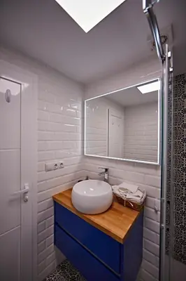 Un baño de Cactus Sombrerudo- bright apartment next to Yumbo