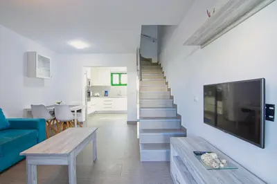 Una televisión o centro de entretenimiento en Bungalow Parque Gaviota 4 by Homestaygrancanaria