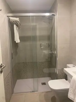 Un baño de Castelar Rooms