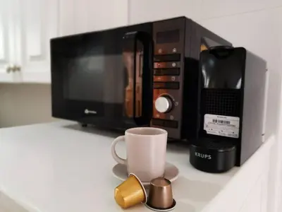 Utensilios para hacer té y café en Las Camelias 215 By Pride Holiday Rentals