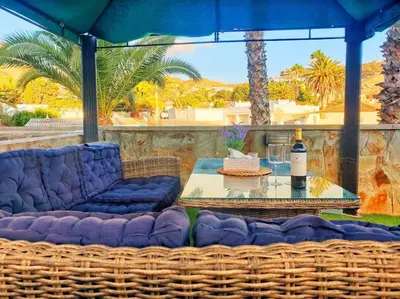 Zona de estar de The perfect place to relax Bedroom with hot tub, beautiful tropical garden area. Bbq and big open spaces through all the house.It is located in a quiet place, but still 5 min away from the touristic Puerto Rico and walking distance from the beach