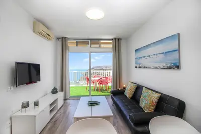 Una televisión o centro de entretenimiento en Amadores Top Views apartment