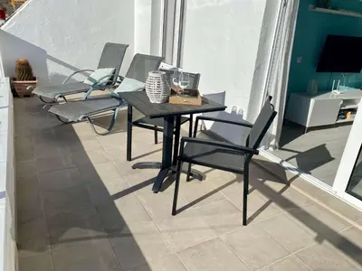 Una televisión o centro de entretenimiento en Casa Aita - refurbished apartment with unparalleled sea view