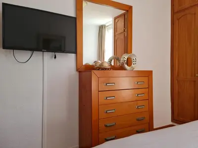 Una televisión o centro de entretenimiento en Barbados II Yumbo Two Bedroom Apartment