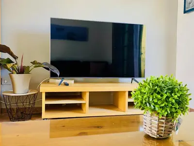 Una televisión o centro de entretenimiento en Cozy and Sunny Bungalow in Maspalomas