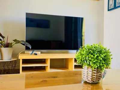Una televisión o centro de entretenimiento en Cozy and Sunny Bungalow in Maspalomas