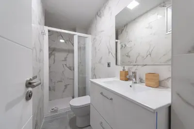 Un baño de Retama Canteras Beach By CanariasGetaway