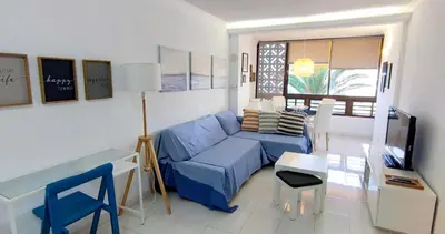Una televisión o centro de entretenimiento en Doñana Apartamento Sunset first line to the beach