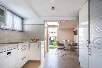 Una cocina o zona de cocina en Bonito bungalow con piscina junto a la playa