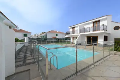 Piscina en o cerca de Bonito bungalow con piscina junto a la playa