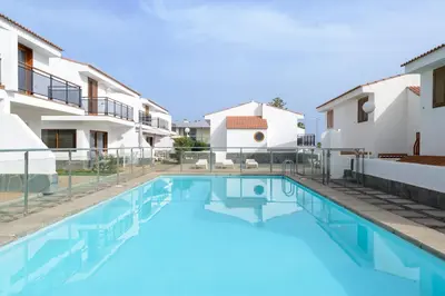 Piscina en o cerca de Bonito bungalow con piscina junto a la playa