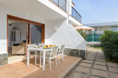 Un balcón o terraza de Bonito bungalow con piscina junto a la playa