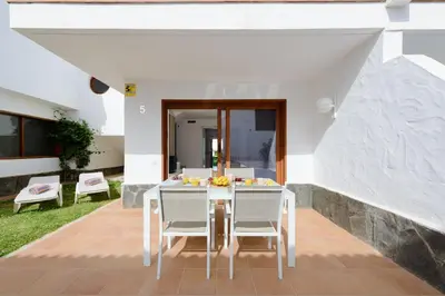 Bebidas en Bonito bungalow con piscina junto a la playa