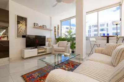 Una televisión o centro de entretenimiento en HORIZON VACATION HOME - Luxury Condo near Yumbo