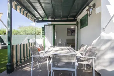 Un balcón o terraza de Charming bungalow with private garden