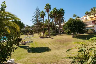 Jardín al aire libre en Bungalow Rocas Rojas 406B by VillaGranCanaria