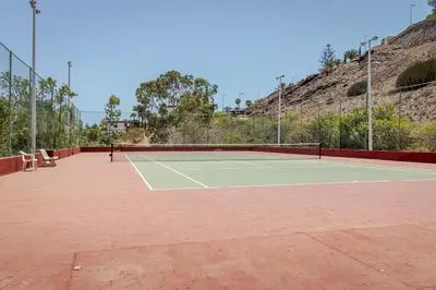 Instalaciones para jugar a tenis o squash en Increible Terraza con vistas al mar en San Agustín (3 hab) o alrededores