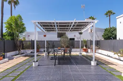 Instalaciones para jugar al ping pong en Vivelorural Club 14, terraza y piscina o alrededores