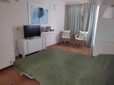 Una televisión o centro de entretenimiento en Lovely Studio With Private Terrace And Ocean View by El Sirocco