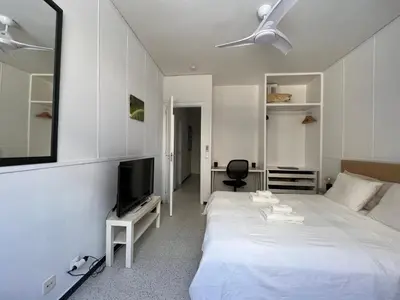 Una televisión o centro de entretenimiento en Spacious 4 Bedrooms apartment for family or several friends