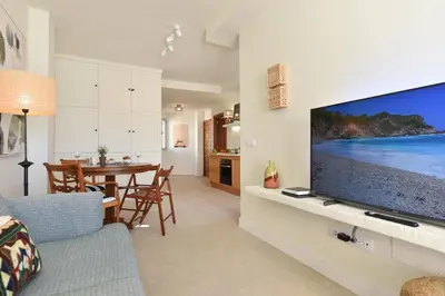 Una televisión o centro de entretenimiento en Beach Apartment La Terraza de Sofia by VillaGranCanaria