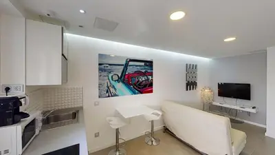 Una televisión o centro de entretenimiento en Modern Designer Apartment