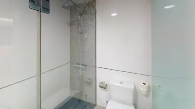 Un baño de Modern Designer Apartment