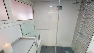 Un baño de Modern Designer Apartment