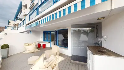 Un balcón o terraza de Modern Designer Apartment