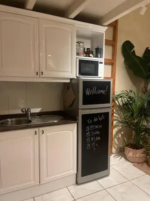 Una cocina o zona de cocina en Boho style bungalow with ocean view