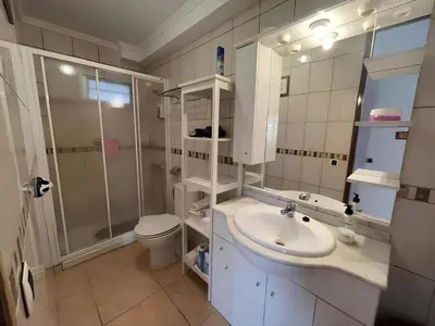 Un baño de Descubre el bungalow perfecto para tus vacaciones