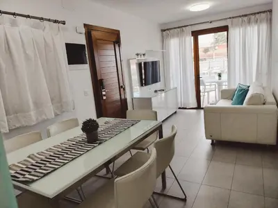 Una televisión o centro de entretenimiento en Apartamentos Los Balandros by SunHousesCanarias