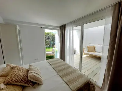Cama o camas de una habitación en Bungalow de diseño hidromasajes terraza y piscina.