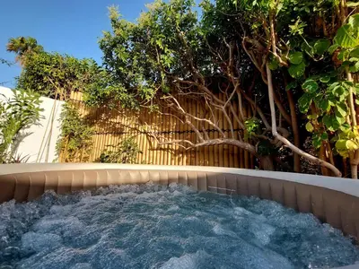 Plano de Bungalow de diseño hidromasajes terraza y piscina.